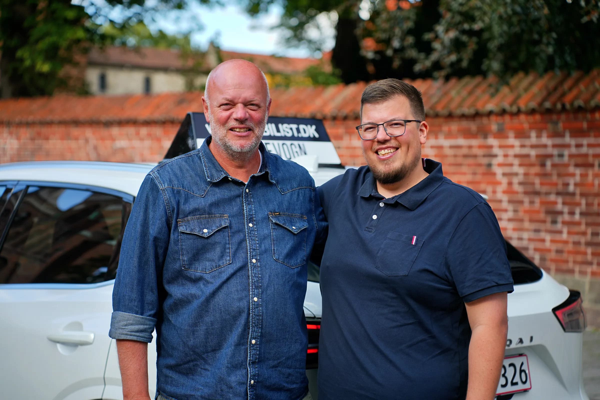 Finn og kollega foran skolevognen